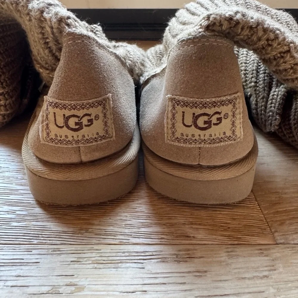 🔥UGG sz 7🔥CLASSIC CARDY SWEATER boots TAN price firm!